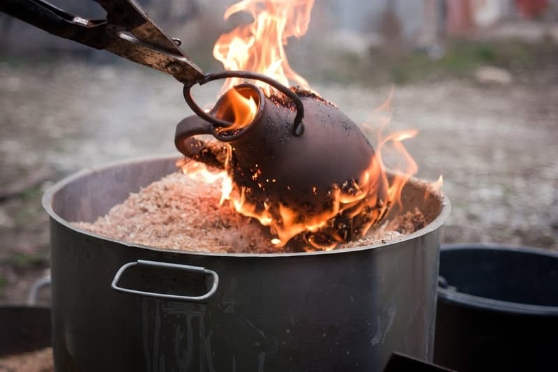 Braune Keramik Ton Vase wird gebrannt Scherben