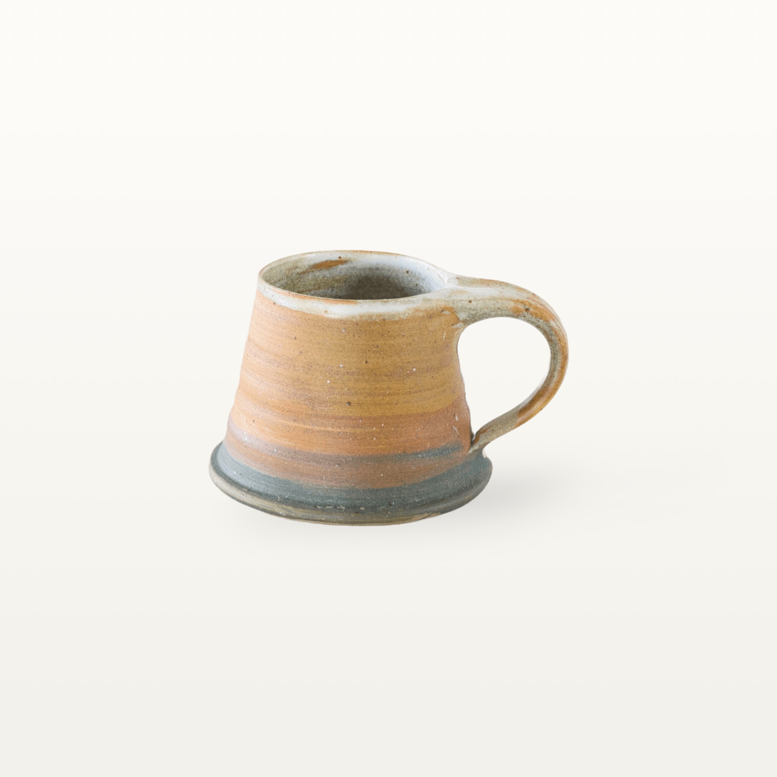 Erdige Keramiktasse mit breitem Fuß - bunt