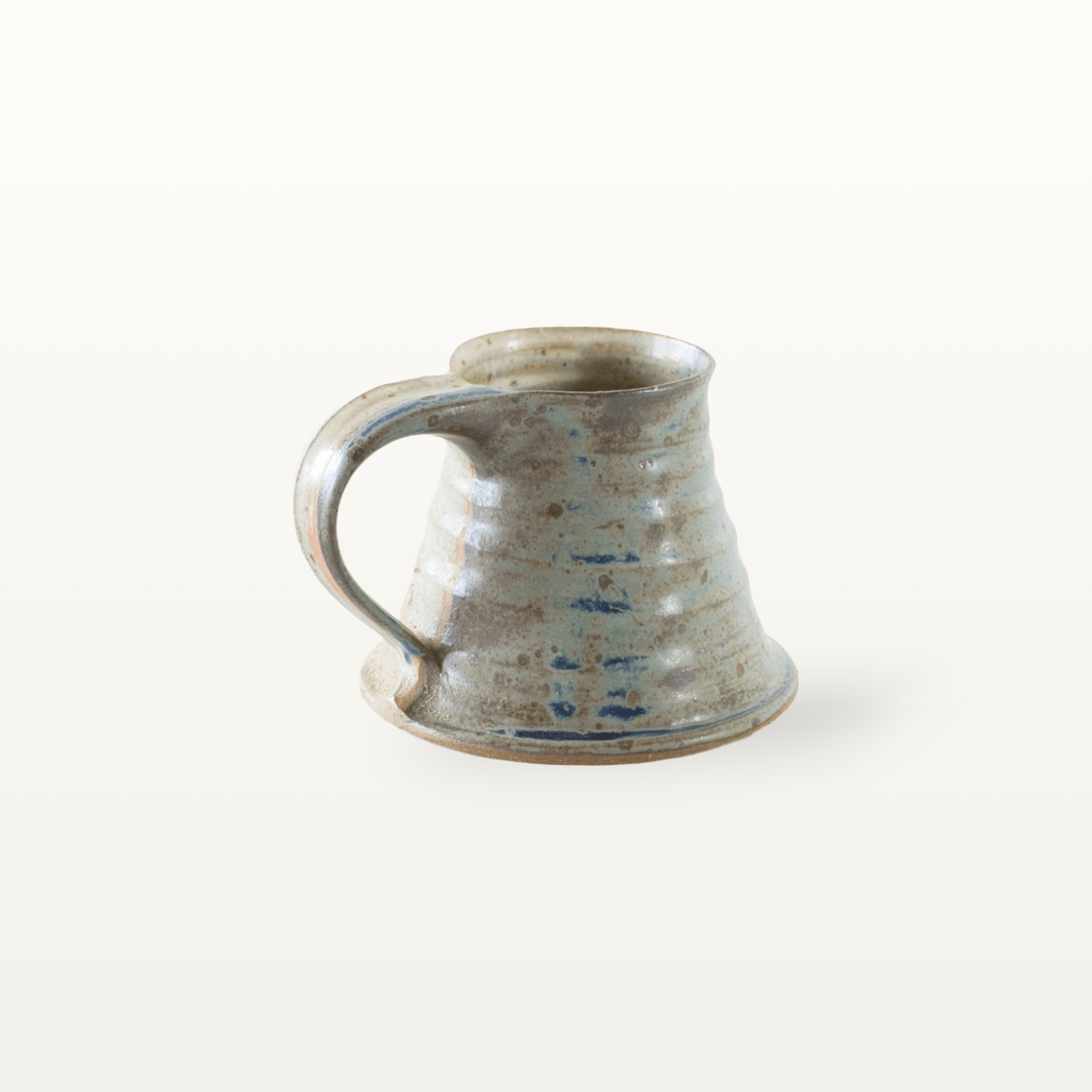 Erdige Keramiktasse mit breitem Fuß - weiß und blau 2 Erdige Keramiktasse mit breitem Fuß - weiß und blau – Bild 2