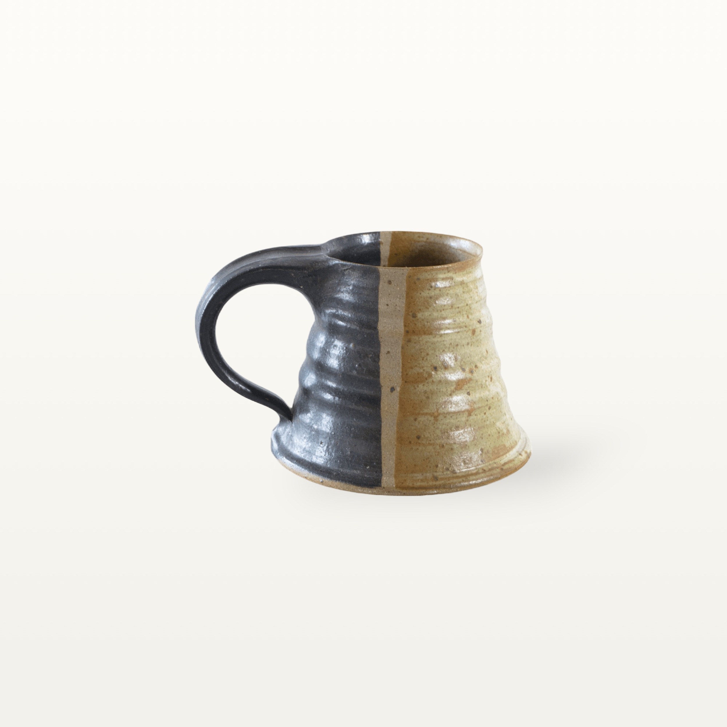 Erdige Keramiktasse mit breitem Fuß - weiß und schwarz 2 Erdige Keramiktasse mit breitem Fuß - weiß und schwarz – Bild 2