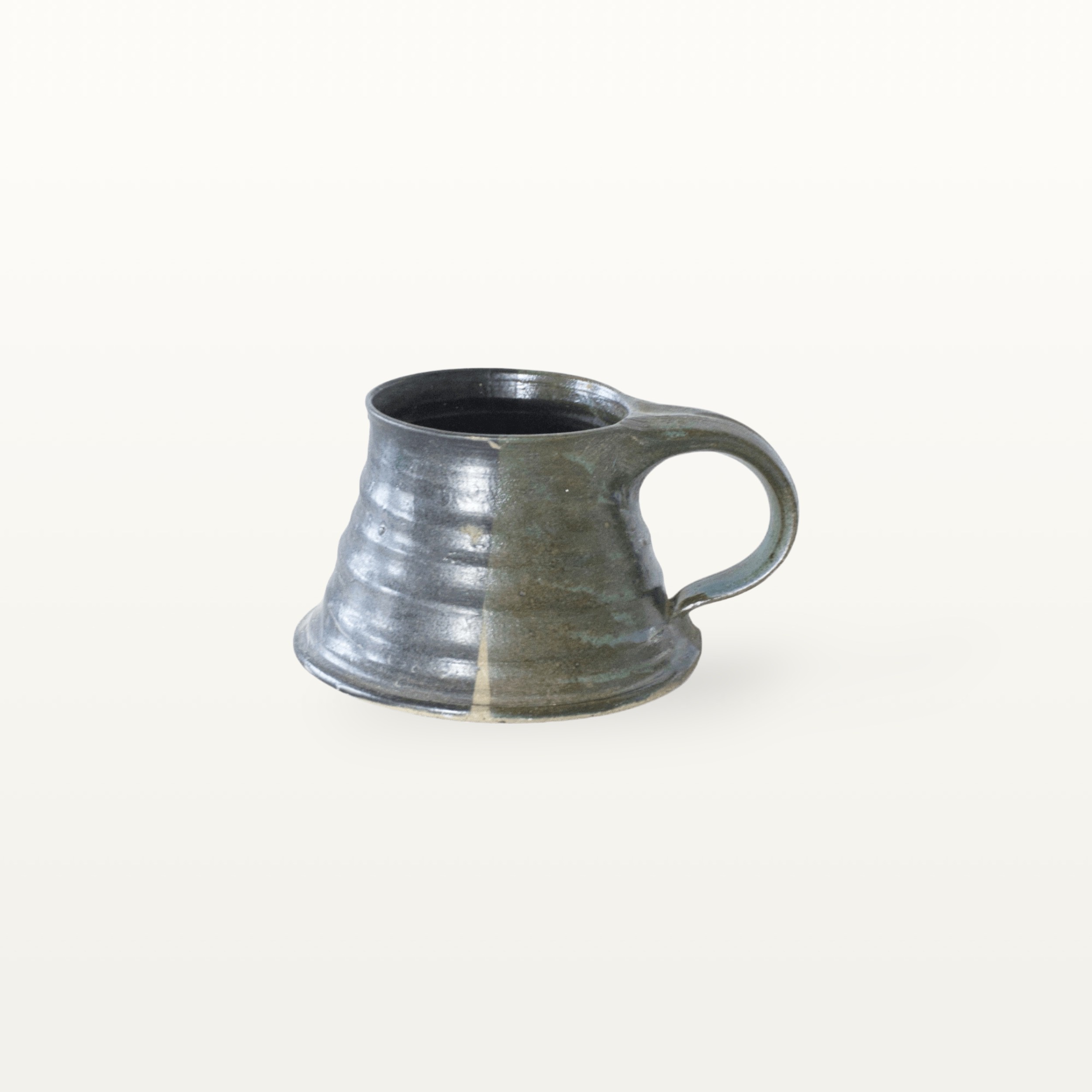 Erdige Keramiktasse mit breitem Fuß - blau und schwarz 1 Erdige Keramiktasse mit breitem Fuß - blau und schwarz