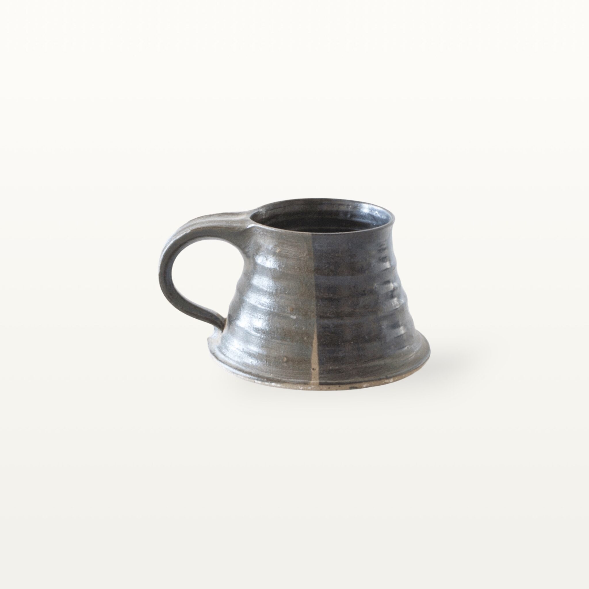 Erdige Keramiktasse mit breitem Fuß - blau und schwarz 2 Erdige Keramiktasse mit breitem Fuß - blau und schwarz – Bild 2