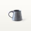 Erdige Keramiktasse mit breitem Fuß - schwarz 8