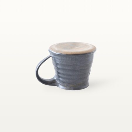 Alternative view of Erdige Keramiktasse mit breitem Fuß - schwarz