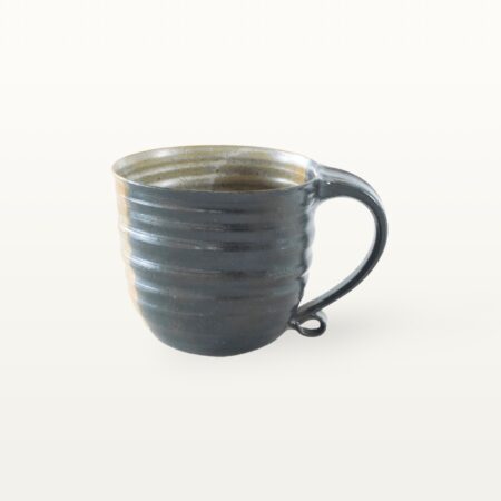 Große, natürliche Keramiktasse - weiß und schwarz