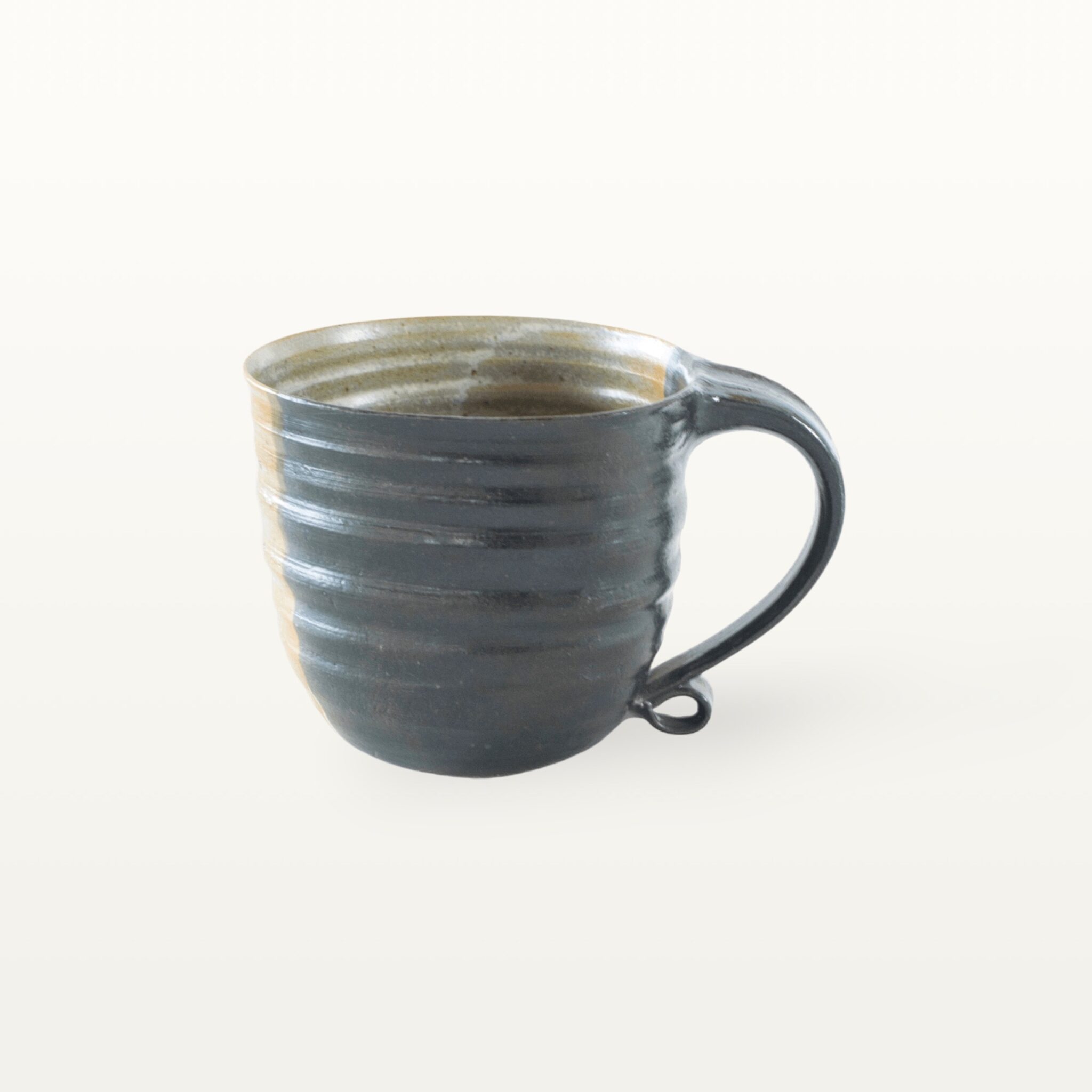 Große, natürliche Keramiktasse - weiß und schwarz 1 Große, natürliche Keramiktasse - weiß und schwarz