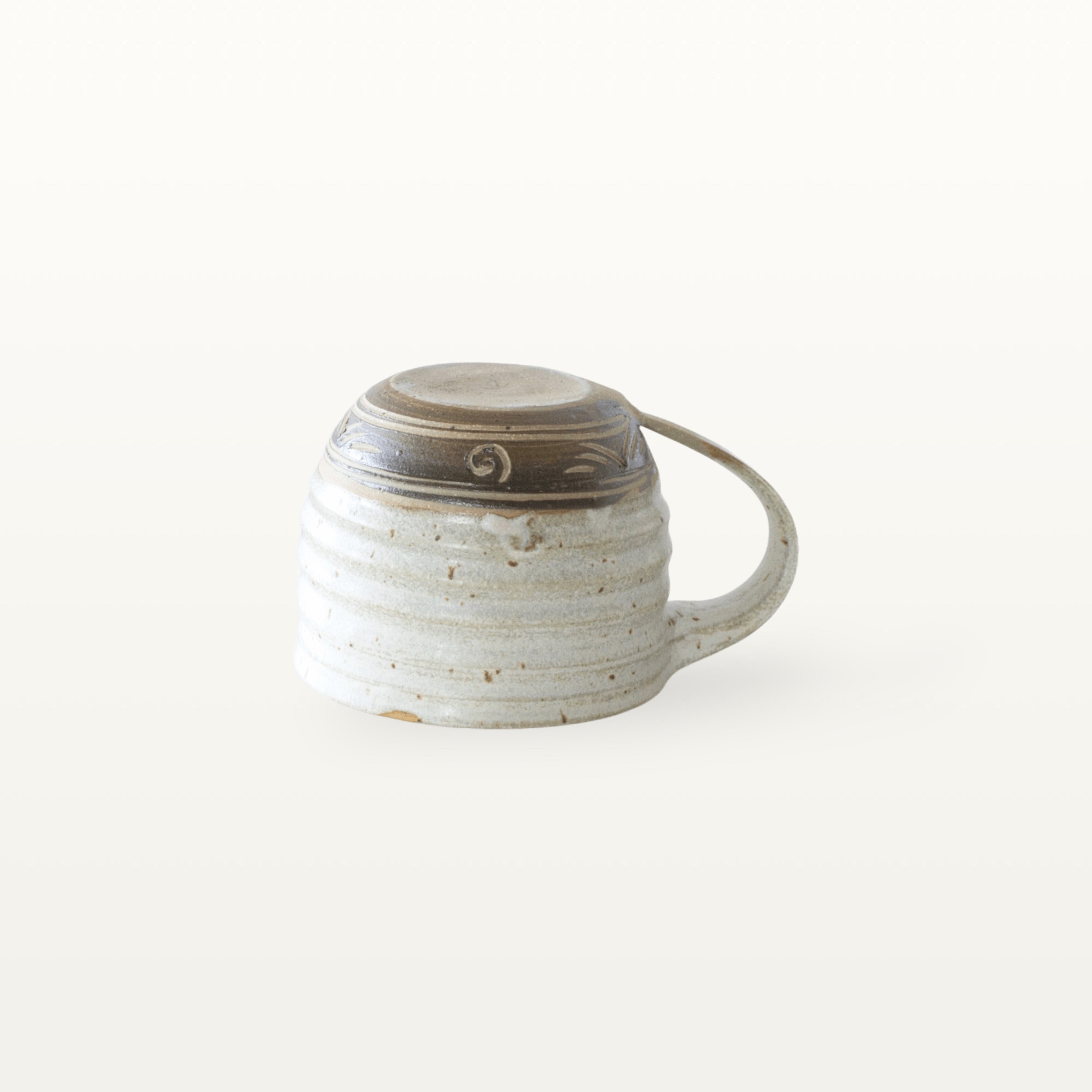 Flache, bauchige Tasse in rustikaler Optik - weiß und beritzt 3 Flache, bauchige Tasse in rustikaler Optik - weiß und beritzt – Bild 3