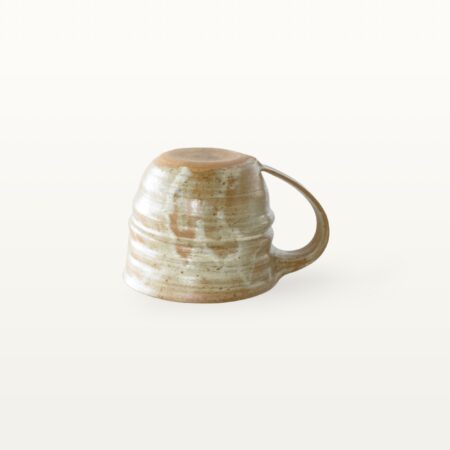 Flache, bauchige Tasse in rustikaler Optik - weiß – Bild 3