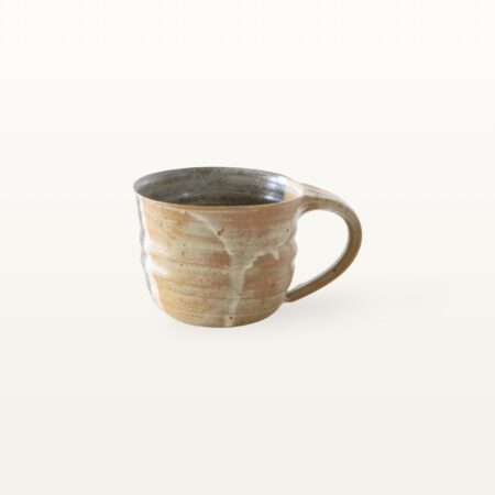 Flache, bauchige Tasse in rustikaler Optik - weiß und blau