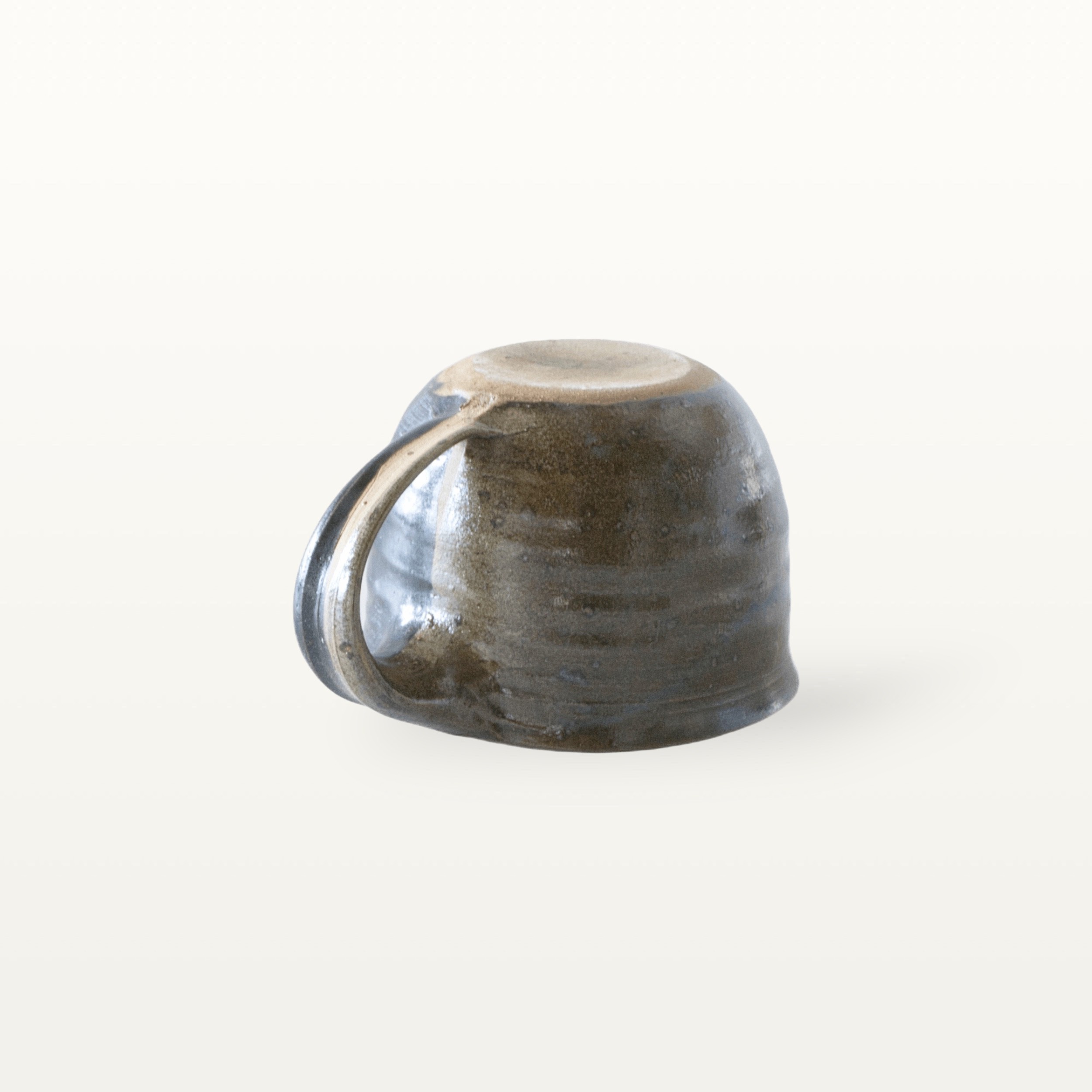 Flache, bauchige Tasse in rustikaler Optik - blau und schwarz 1 Flache, bauchige Tasse in rustikaler Optik - blau und schwarz