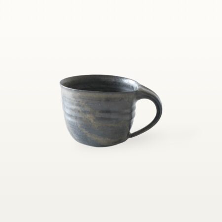Flache, bauchige Tasse in rustikaler Optik - schwarz
