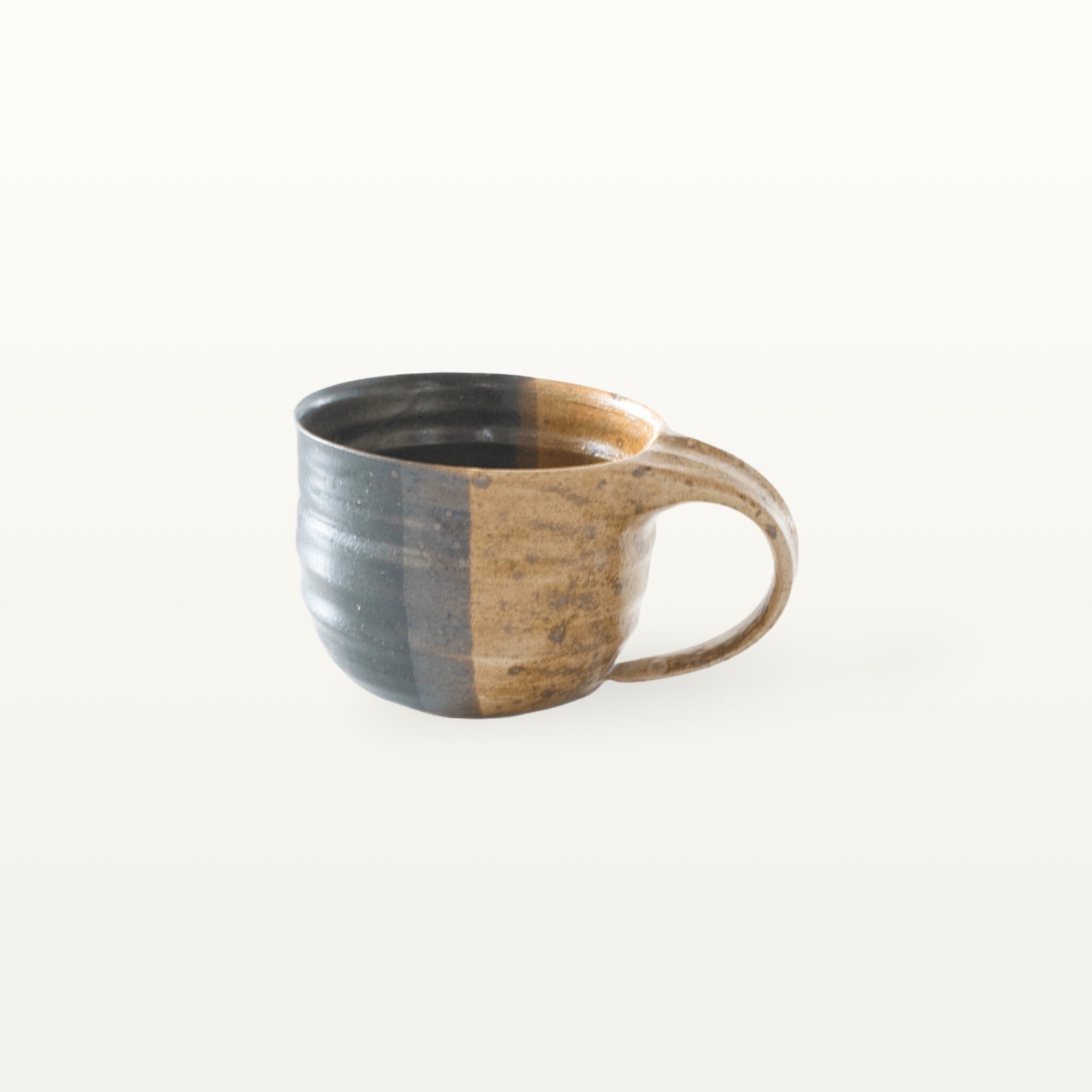 Flache, bauchige Tasse in rustikaler Optik - braun und schwarz 1 Flache, bauchige Tasse in rustikaler Optik - braun und schwarz