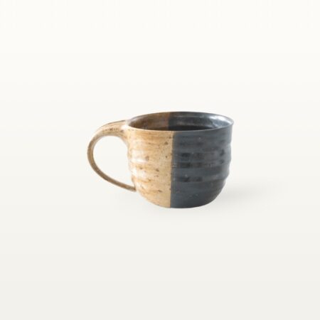 Alternative view of Flache, bauchige Tasse in rustikaler Optik - braun und schwarz