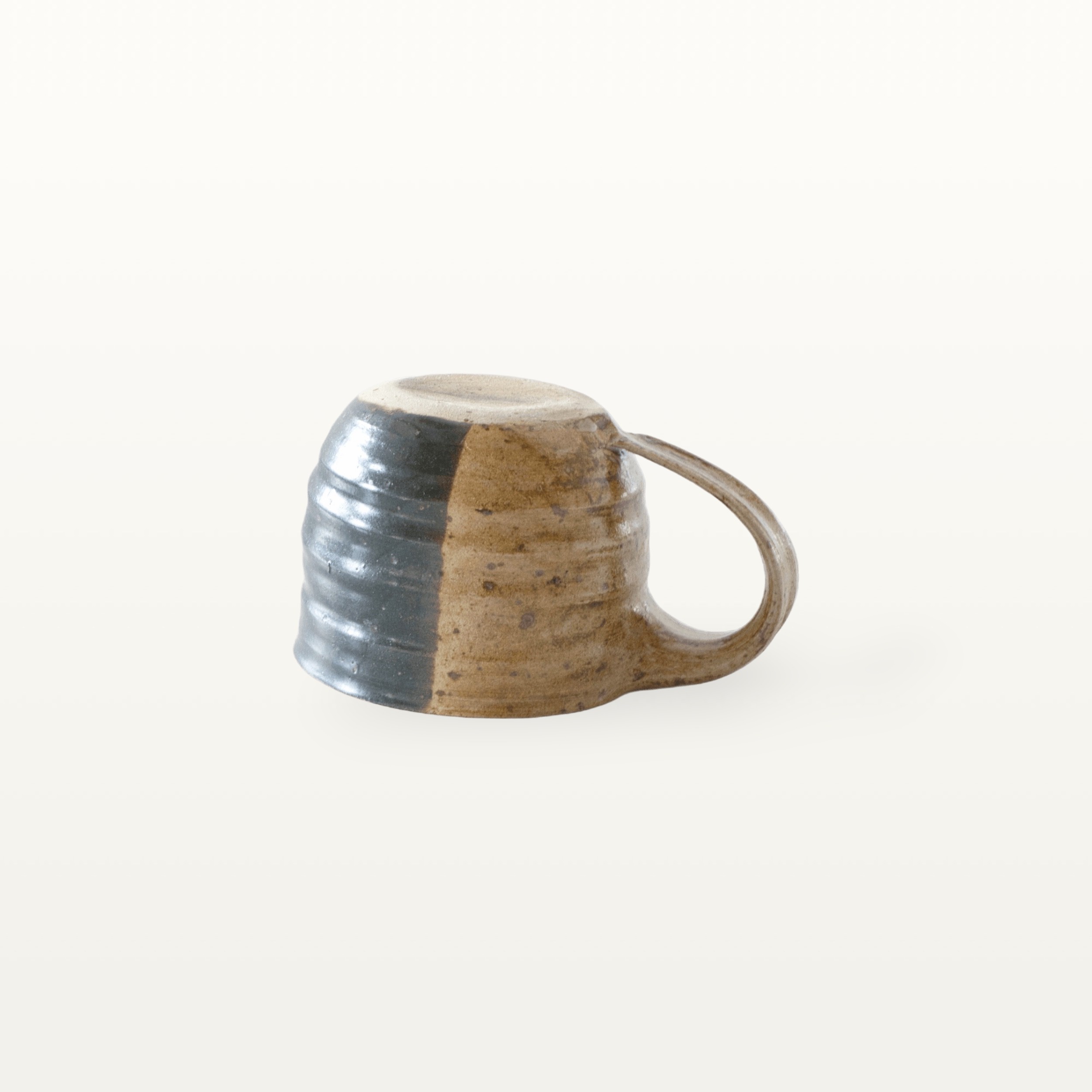 Flache, bauchige Tasse in rustikaler Optik - braun und schwarz 3 Flache, bauchige Tasse in rustikaler Optik - braun und schwarz – Bild 3