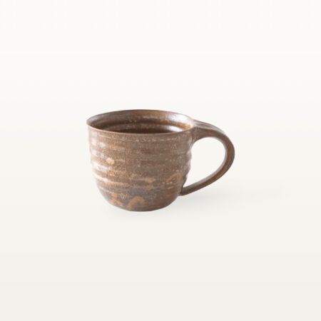 Flache, bauchige Tasse in rustikaler Optik - braun