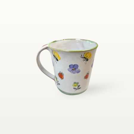 Mittelgroße Tasse mit Blumen und Insekten bemalt – Bild 3