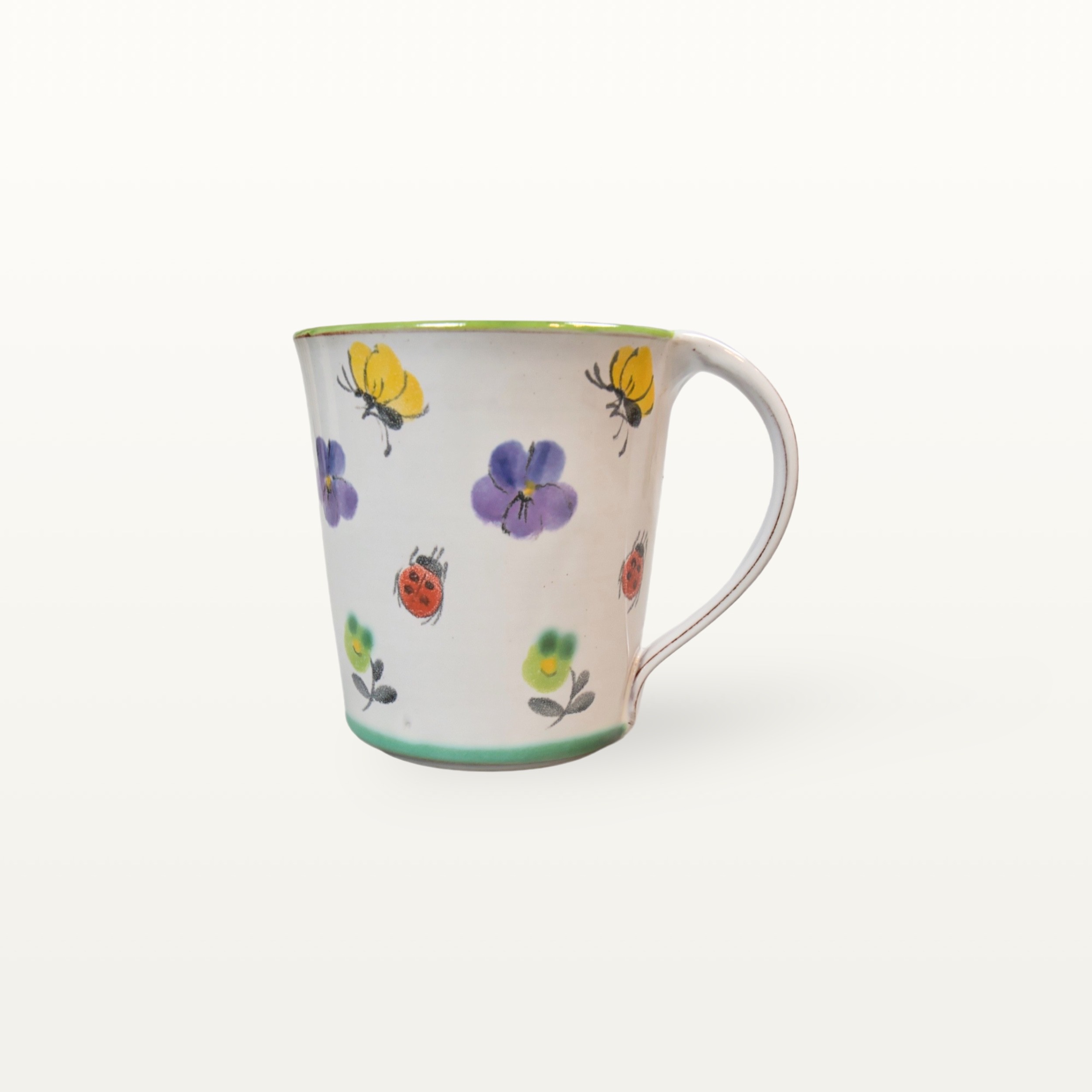 Mittelgroße Tasse mit Blumen und Insekten bemalt