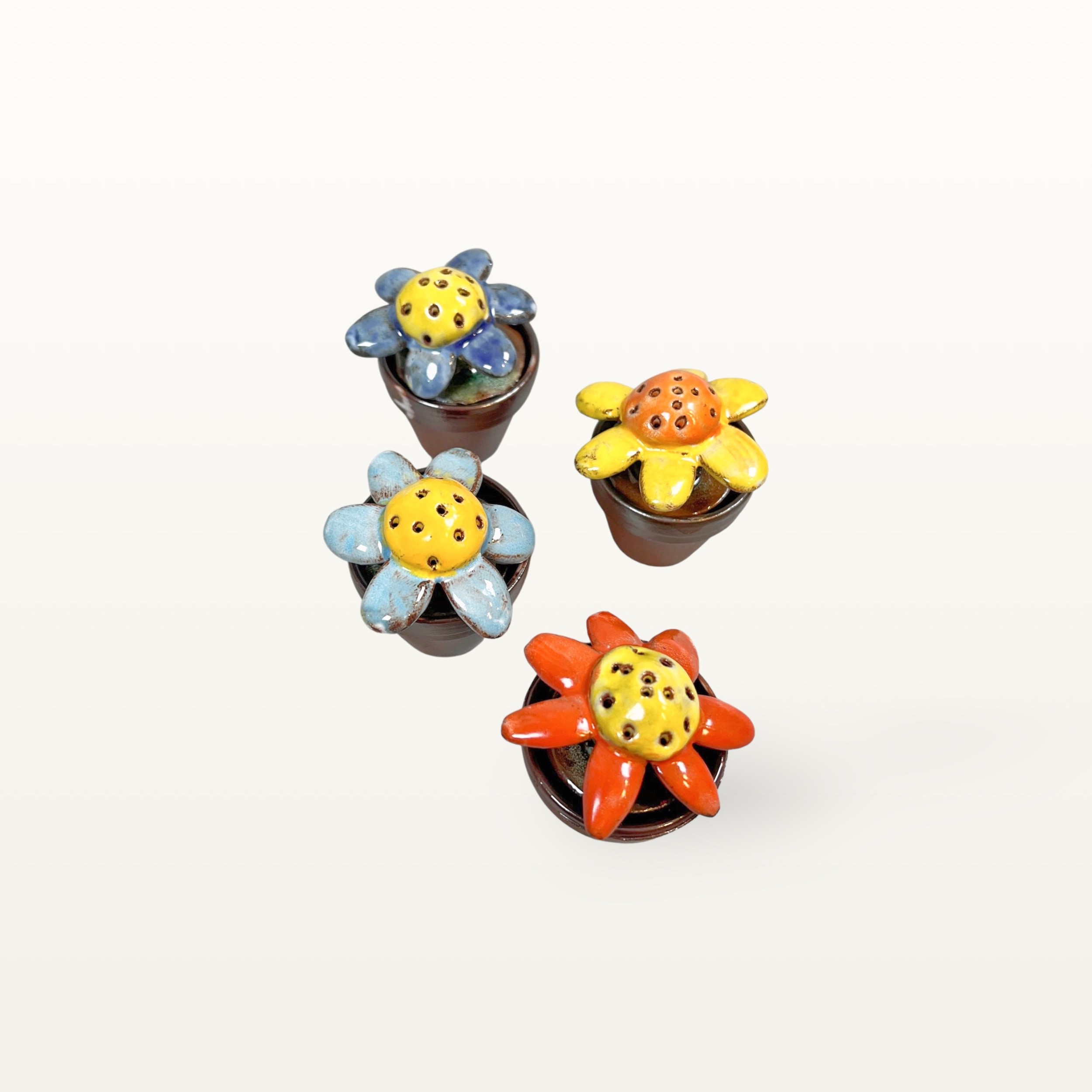 Kleine, bunte Blumen aus Keramik