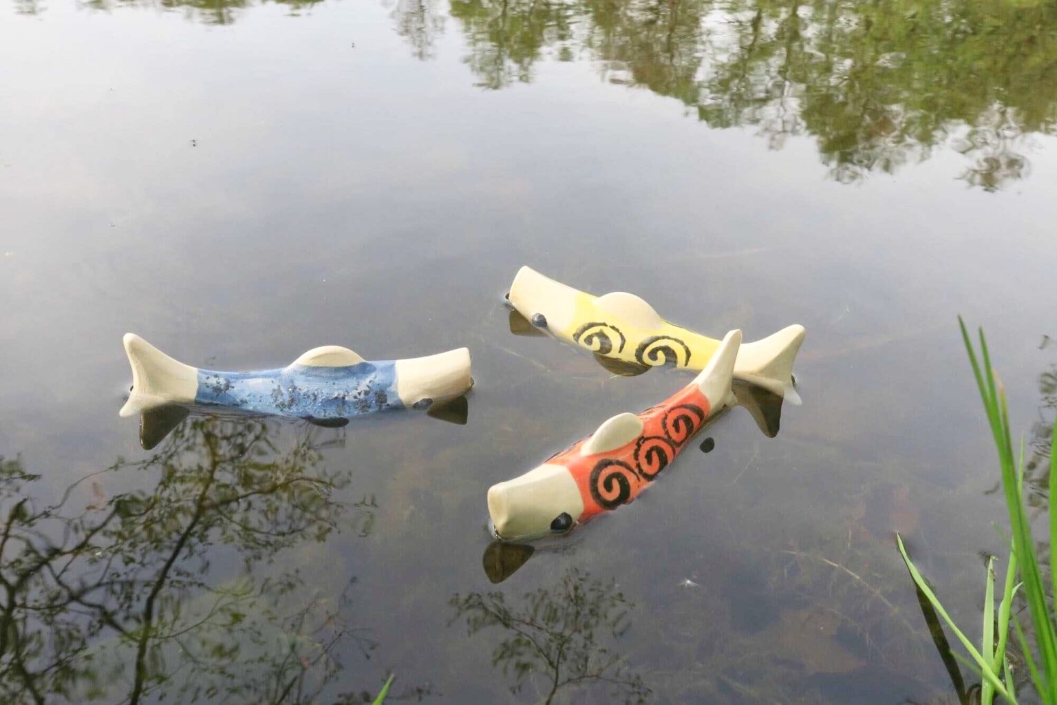 Schwimmender Keramik Fisch - Rot mit Punkten 6 Schwimmender Keramik Fisch - Rot mit Punkten – Bild 6