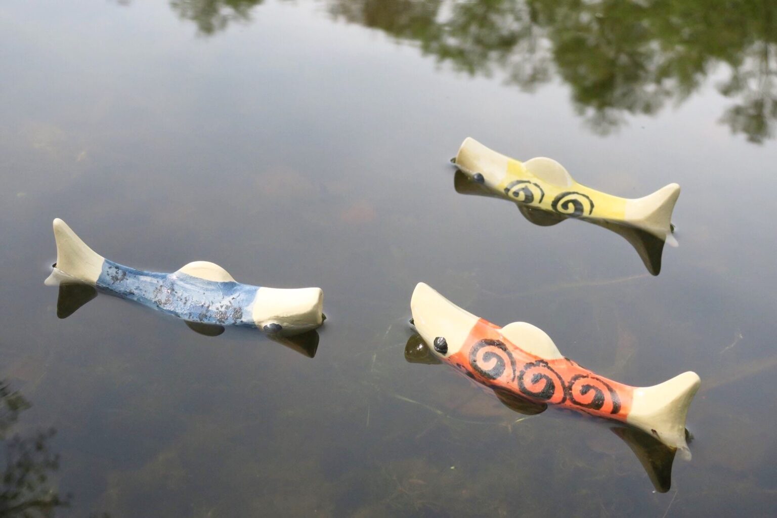 Schwimmender Keramik Fisch - Rot mit Punkten 7 Schwimmender Keramik Fisch - Rot mit Punkten – Bild 7