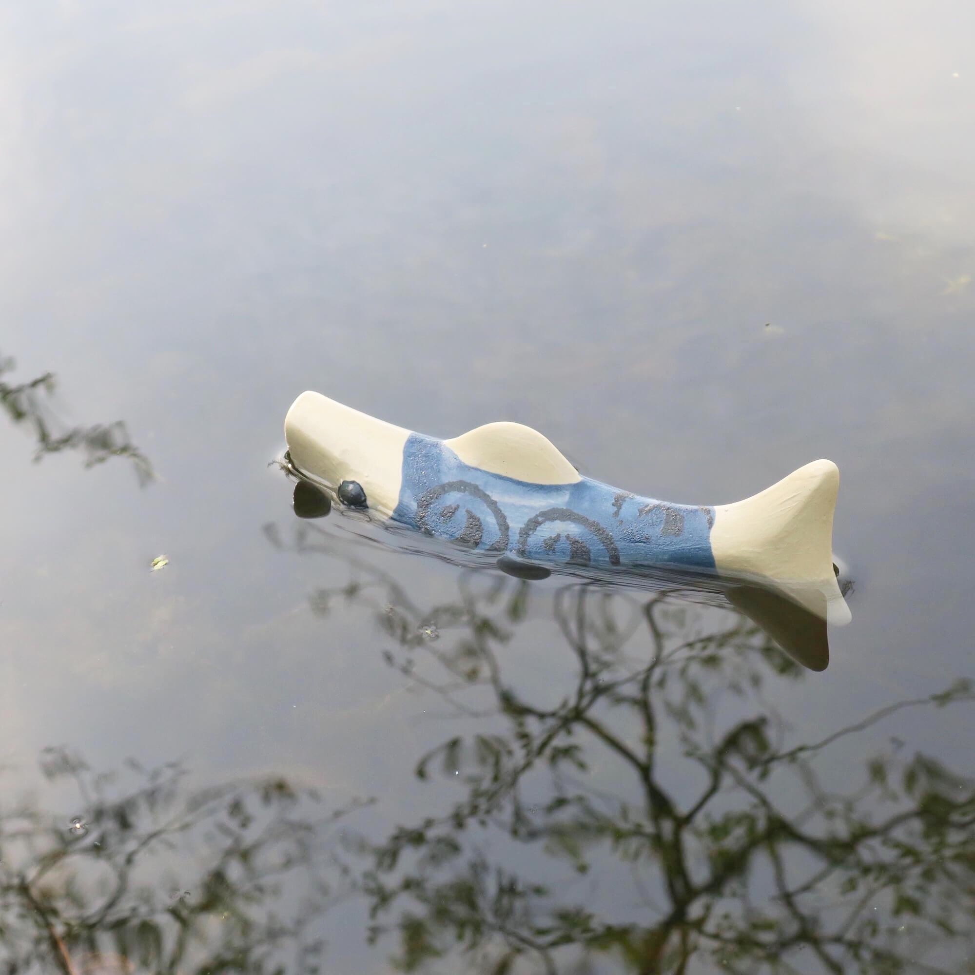 Alternative view of Schwimmender Keramik Fisch - Blau mit Spirale