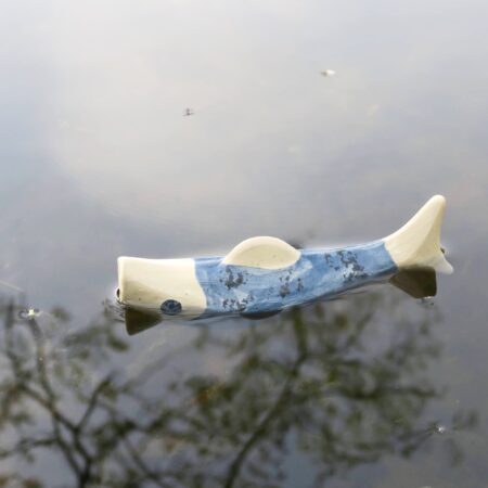 Alternative view of Schwimmender Keramik Fisch - Blau mit Punkten