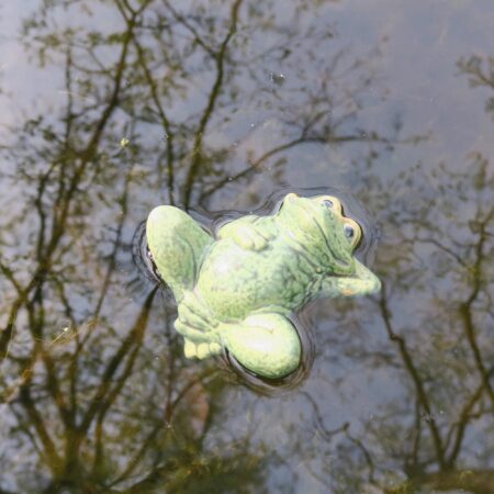 Entspannter Keramik Frosch für den Gartenteich – Bild 3